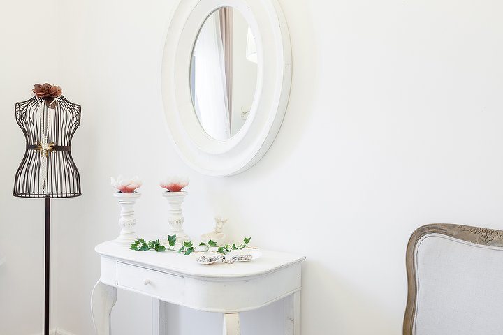 De witte console met spiegel en het paspop-torso